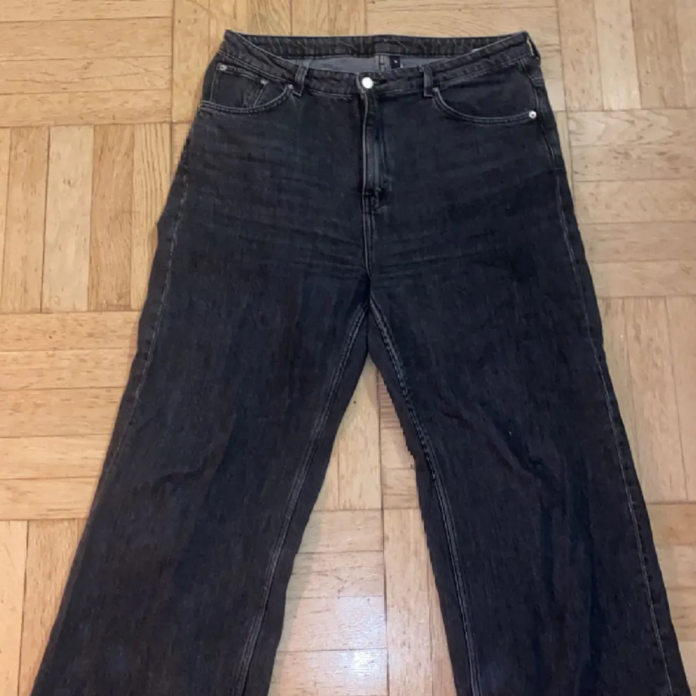 Nästan helt oanvända svarta jeans från weekday i storlek 33/32. Säljs pga fel storlek   Jeansmodell: Ace   Köparen står för frakt . Jeans & Byxor.