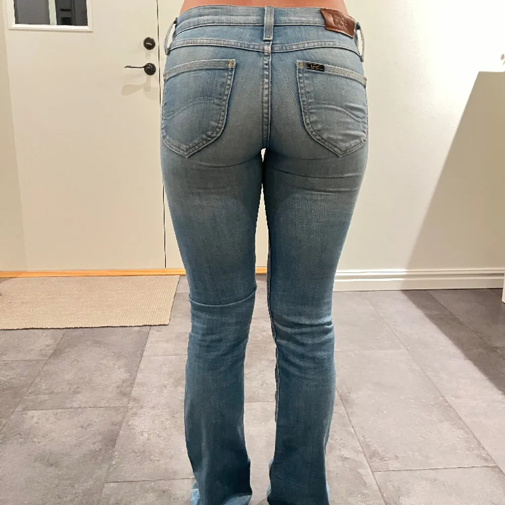 Säljer lågmidjade lee jeans, utsvängda i modellen, Innerbenslängden är 79 cm, Midjemåttet är 37 cm rakt över. Fint skick!💫💞. Jeans & Byxor.