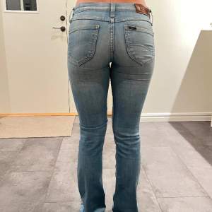 Säljer lågmidjade lee jeans, utsvängda i modellen, Innerbenslängden är 79 cm, Midjemåttet är 37 cm rakt över. Fint skick!💫💞