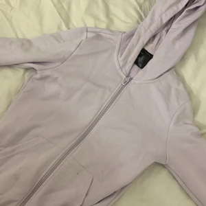 Adidas hoodie - Säljer denna söta hoodien då den är för liten barnstorlek L så XS i vanlig storlek skulle jag säga🪩🪩