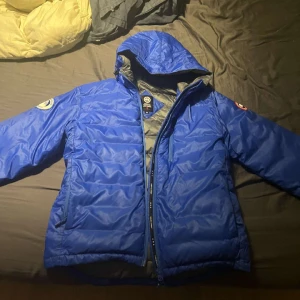 Canada goose jacka - Tja säljer nu denna as feta jacka från Canada Goose. Jöttebra skick och inga defekter. Storlek L men passar även M. Köp för endast 2599. Hör av dig vid fler frågor eller funderingar!