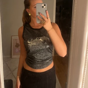 Häftigt linne - Superhäftigt linne som verkligen sticker ut! Passar perfekt till en fest eller på enklare sammanhang!