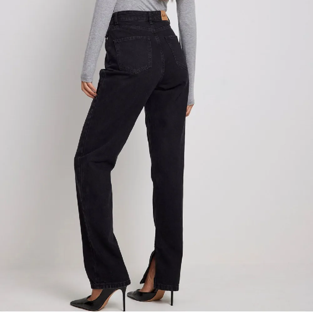 Jättefina svarta jeans från NA-KD som tyvärr inte passar längre. Sparsamt använda. Säljer för 100, originalpris: 300kr. (Storlek 36). Jeans & Byxor.
