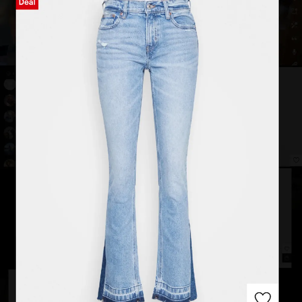 ”Low Rise Kick - Jeans Bootcut” Säljer mina sjukt snygga american eagle jeans med en jätte cool detalj längst ner vid slitsen. Snygga båda framifrån och bakifrån, nypris 829kr så säljer för ett väldigt bra pris och de är i väldigt bra skick 💞. Jeans & Byxor.