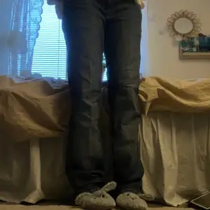 Jättefina jeans jag har köpt av en kompis. De är i bra skick.  Midjemåttet: 40cm. Innerbenslängd: 84cm