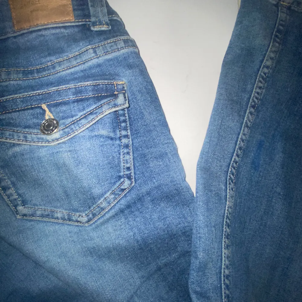 jättepopulära och fina jeans från Gina tricot i bra skick och storlek 32🪩💙 Jeansen har använd relativt mycket och är därför lite slitna på vissa ställen. Skriv gärna vid intresse av mer info eller fler bilder🪩 . Jeans & Byxor.