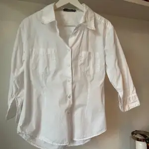 Fin vit skjorta med 3/4 armar från Vila i strl 34. Endast testad. Perfekt basplagg!☺️