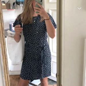 Klänning  - Svart klänning med vit på. Jätte fint skick, som ny🖤