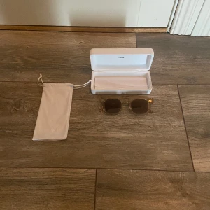 Chimi 04 ecru  - Säljer mina chimis som jag inte längre använder. Glajjorna är i jätte bra skick köpte dom i mitten av sommarn och inte använda alls mycket  Modell: 04  Färg: Ercu Skick: 9/10 Pris kan diskuteras vid en snabb affär🙌