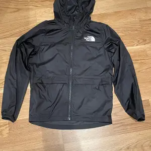 En North Face jacka som passar perfekt för nu på våren. Storleken är M/M junior och är 12-13 år. Denna Windbreaker har använts ca 20 gånger men är i perfekt skick, inga defekter. 💨💥🏄‍♂️☀️