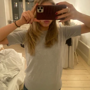 Zara t-shirt  - Säljer denna gråa zara tröjan i fint/ bra skick pågrund av att jag inte använder den längre. Köpte den för mindre än ett år sedan för 300kr och därför säljer jag den för 100 ❤️❤️❤️❤️