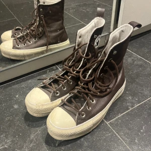 Converse vinterskor - Vinterskor från Converse i brunt läder. Bra skick, tvättas innan skickning. Lite plattå.