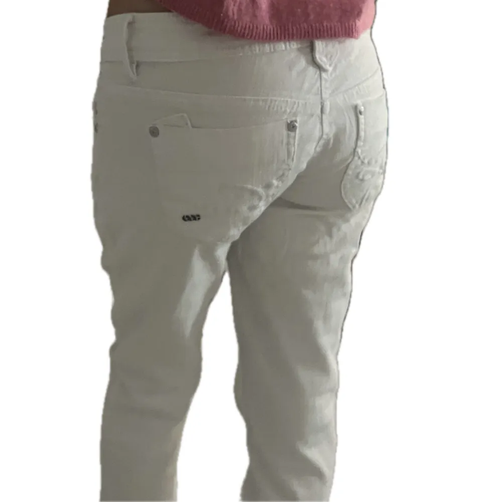 säljer ett par jätte fina nästan helt oanvända lågmidjade jeans från esprit då dom inte kommer till användning, passar bra i längden på mig som är 165💕så fina och unika! hör av er om det är nåt mer ni undrar ❤️‍🔥🥂💐. Jeans & Byxor.