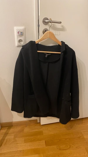 kappa - Jättefin kort kappa i svart! Sitter så fint och är lik en kavaj men varmare! Säljer då jag har liknade. 