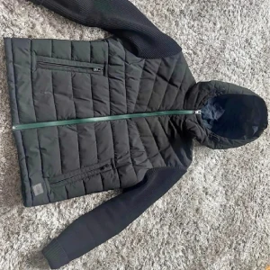 Hugo boss cardigan - Hugo boss cardigan i bra skick. Den är även ganska varm vilket gör att den passar bra nu på vintern