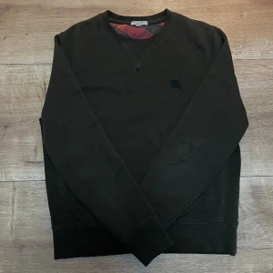 Burberry Tröja - Säljer min bruna Burberry tröja i storlek M eftersom det inte riktigt är min färg. Skick är 8/10 använt några gånger men väldigt bra skick. Pris kan diskuteras vid snabbt köp