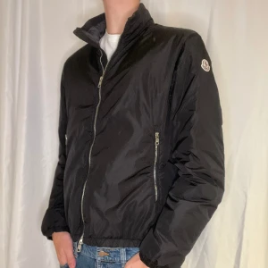 Moncler Jacka - Sjukt snygg moncler windbreaker i sjukt bra skick ! Modellen heter Argent Giubbotto. Modellen på bilden är 185 ish och storleken är 5 från början vilket mostvarat ca L men sitter mindre i storleken så är som en M ! || pm frågor / funderingar ! || 