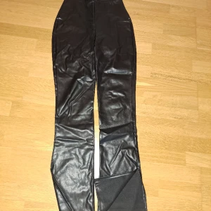 Skinnbyxor - Skinnbyxor från nelly i storlek xxs. Använda men i väldigt fint skick Frakt tillkommer 