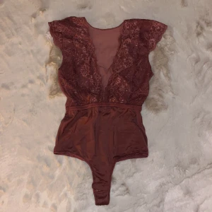 Body  - Superfin body med resår i midjan och öppen i ryggen. Knäppe mellan benen. 