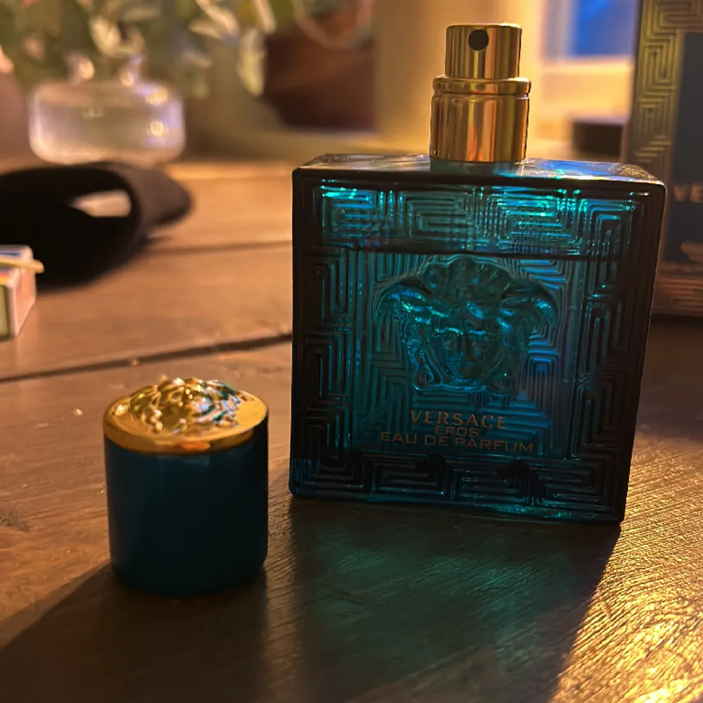 Versace Eros Eau De Parfym 45/50 ML återstår   Väldigt nice daglig parfym  Köpt på kicks för 950kr  . Accessoarer.