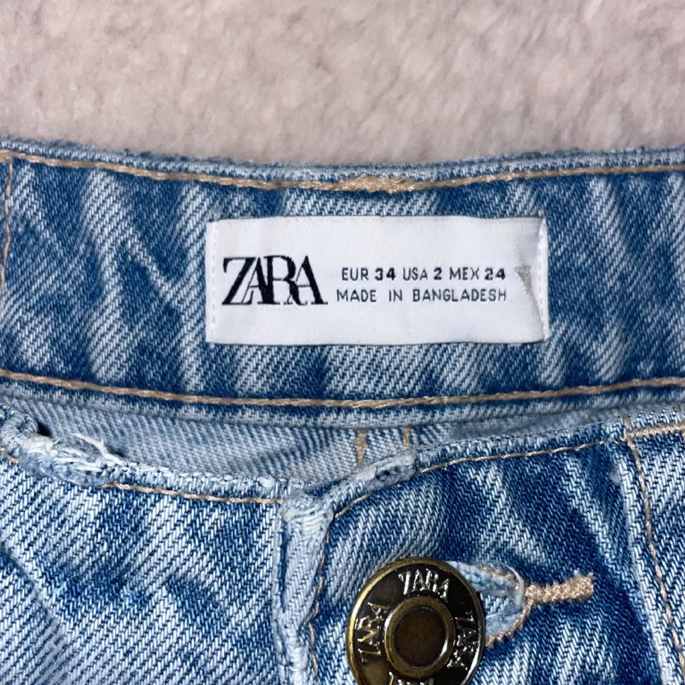 Ljus blå low waist boocut jeans i bra skick från zara i storlek 34. Jeans & Byxor.