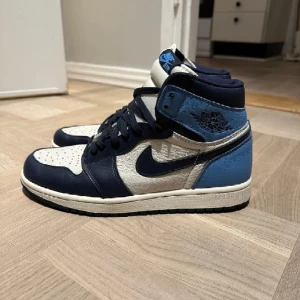 Jordan 1 high obsidian - Har bara använt ett fåtal gånger. Använder ej längre.  Kan tänka på att gå ner i pris vid snabb affär