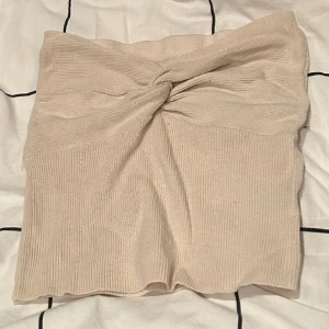 söt stickad topp - jättegullig topp med fin detalj framme💕🎀