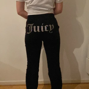 Svarta Juicy med bling bling på rumpan  - Ny skick, andvänd få tal gånger, alla paljetter är kvar.   Pris 650 men det kan diskuteras 