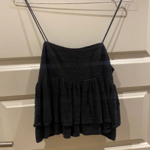 Söt topp - Jättesöt topp från Urban outfitters, jättebra skick inga skador eller fläckar. Knappt använd💕