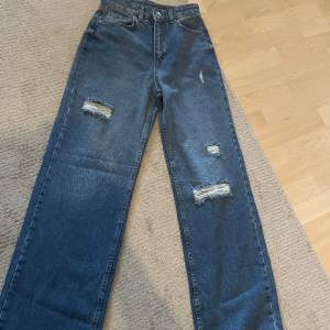 Högmidjade jeans med slitningar framtill, nypris 189 kr. Helt nya!🤎