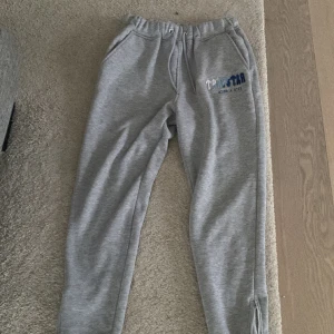 Trapstar byxor grå - Säljer nu mina Trapstar byxor då jag har tröttnat på stilen, dem är i väldigt bra skick och är knappt använda. 