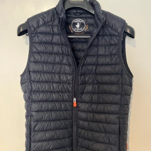 Save the duck väst - Skön dunväst från Save The Duck. Bra skick. Nypris 1199kr