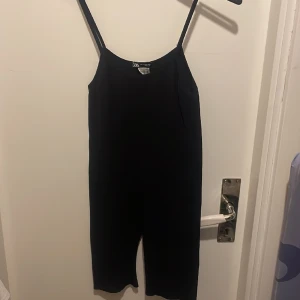Jumpsuit - Jumpsuit från zara som är för liten för mig, den är i ny skick då ja beställde på rean och sedan märkte att den va för liten, priset kan diskuteras beroende på 