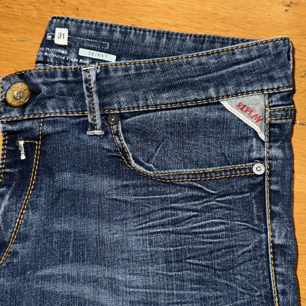 Jätte snygga och grischiga replay jeans Size W31 L32 passar jätte bra. Köpt för 1800kr och är helt nya 9.5/10 skick.                     ⚫️Grisch Selection⚫️. Jeans & Byxor.