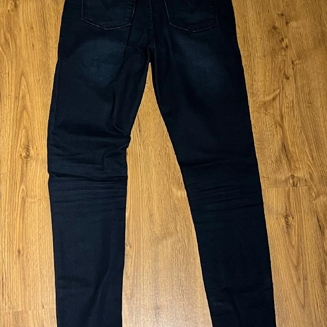 Ett par mörkblåa jeans från Levis , i modellen 720 High rise super skinny - 90
