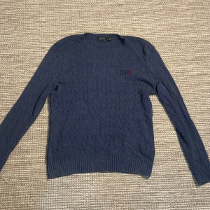 Stickad Raplh Lauren Tröja - Aldrig använt denna stilrena och snygga Ralph Lauren tröja som passar snyggt med nästan alla byxor och skor.  FINNS ÄVEN I GRÅ