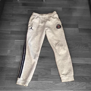 Ljusgråa psg byxor - Säljer nu mina ljusgråa psg byxor som är köpta i en nike butik i Stockholm. Säljer dem eftersom jag tappat intresset av dem. Byxorna är ganska tjocka så perfekt för hösten. Skick 9/10