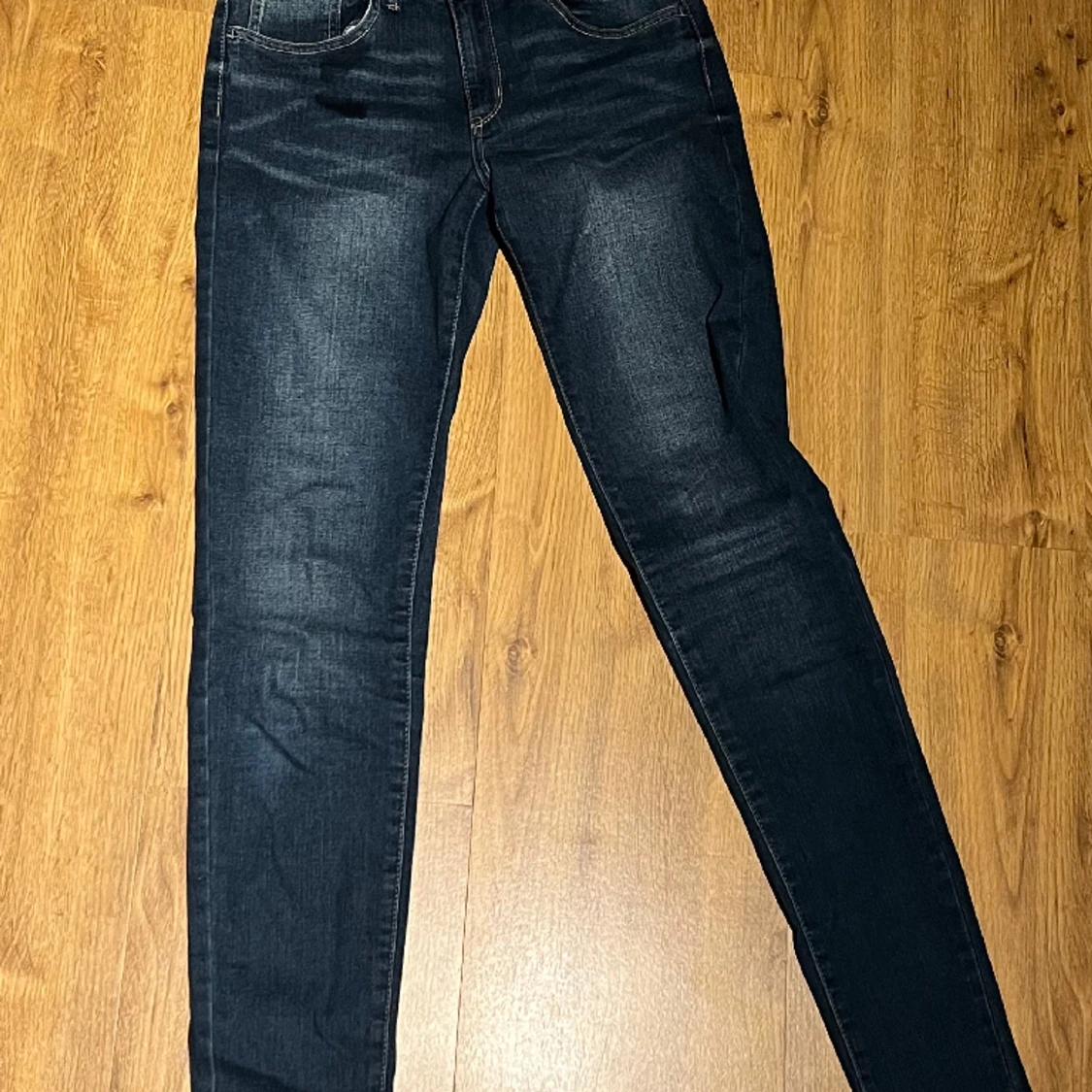 Ett par byxor från Levis, mörk blå, modell710 super skinny 