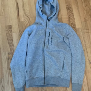 Sail racing zip hoodie XS - Säljer min nya Sail racing som använts fåtal gånger 9/10 skick.