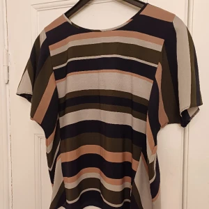 Snygg sparsamt använd blus - Sparsamt använd blus.