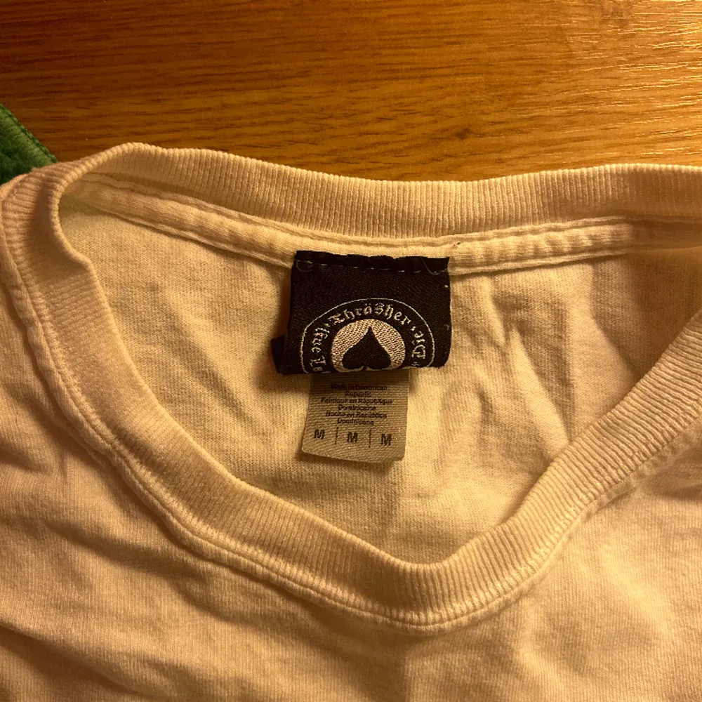 Snygg clean Thrasher t-shirt. I storlek M och kommer inte längre till användning.. T-shirts.