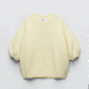 Stickad tröja från Zara - En jättefin gul stickad tröja från Zara💛. Inga tecken på användning. Köparen står för frakten. Kontakta mig gärna för fler bilder💌