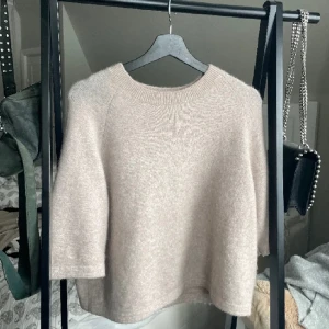 Other Stories tröja - Säljer den trendiga och snygga Other stories tröja! Perfekta färgen