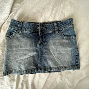 Jeanskjol - Så fin jeanskjol!!! Står ej storlek men sitter perfekt på mig så skulle gissa 34-36