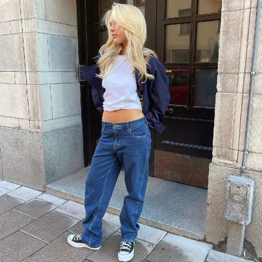 Supersnygga och sköna jeans, lånad bild men skriv för egna bilder💙 priset går att diskutera! Nypris 900 kr!. Jeans & Byxor.