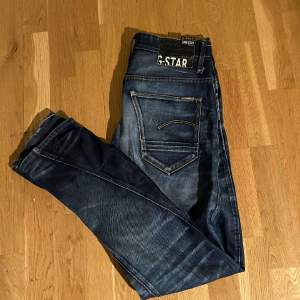 Tja, säljer ett par riktigt feta g star jeans i strl 30/32 det är 8/10 skick på jeansen modellen är 178cm och väger 63 kg, hör av er om ni har frågor!!