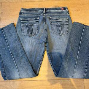 Supersöta jeans från Tommy Hilfiger med snygga fickor! Passar M skulle jag säga🩷