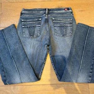 Tommy Hilfiger Jeans!  - Supersöta jeans från Tommy Hilfiger med snygga fickor! Passar M skulle jag säga🩷
