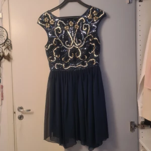 Klänning - Oerhört fin kläning som aldrig har använts. Klänningen är kort och går typ till knäna Köparen står för frakten💕 Skriv vid frågor💕