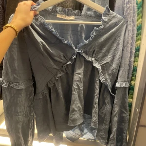 Blå blus - Från NA-KD, stl Xs❤️